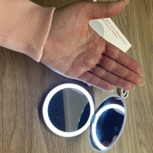 🆕 Rechargeable LED Makeup Compact 🪞🪞🪞 - Picture 10 of 11